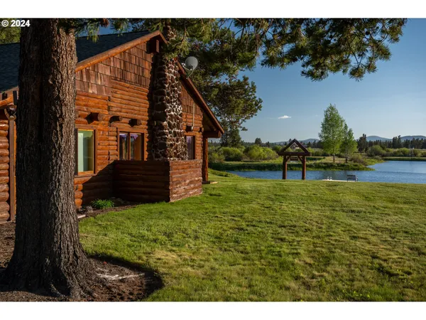 a view of entryway door of the house
