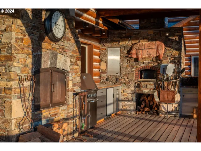 a view of front of house with a yard