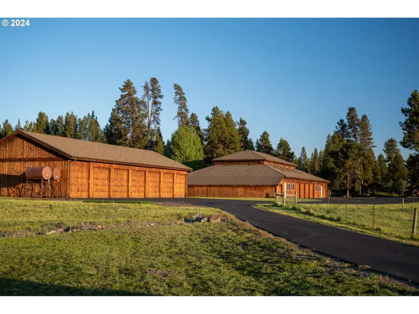 a view of big yard in front of house
