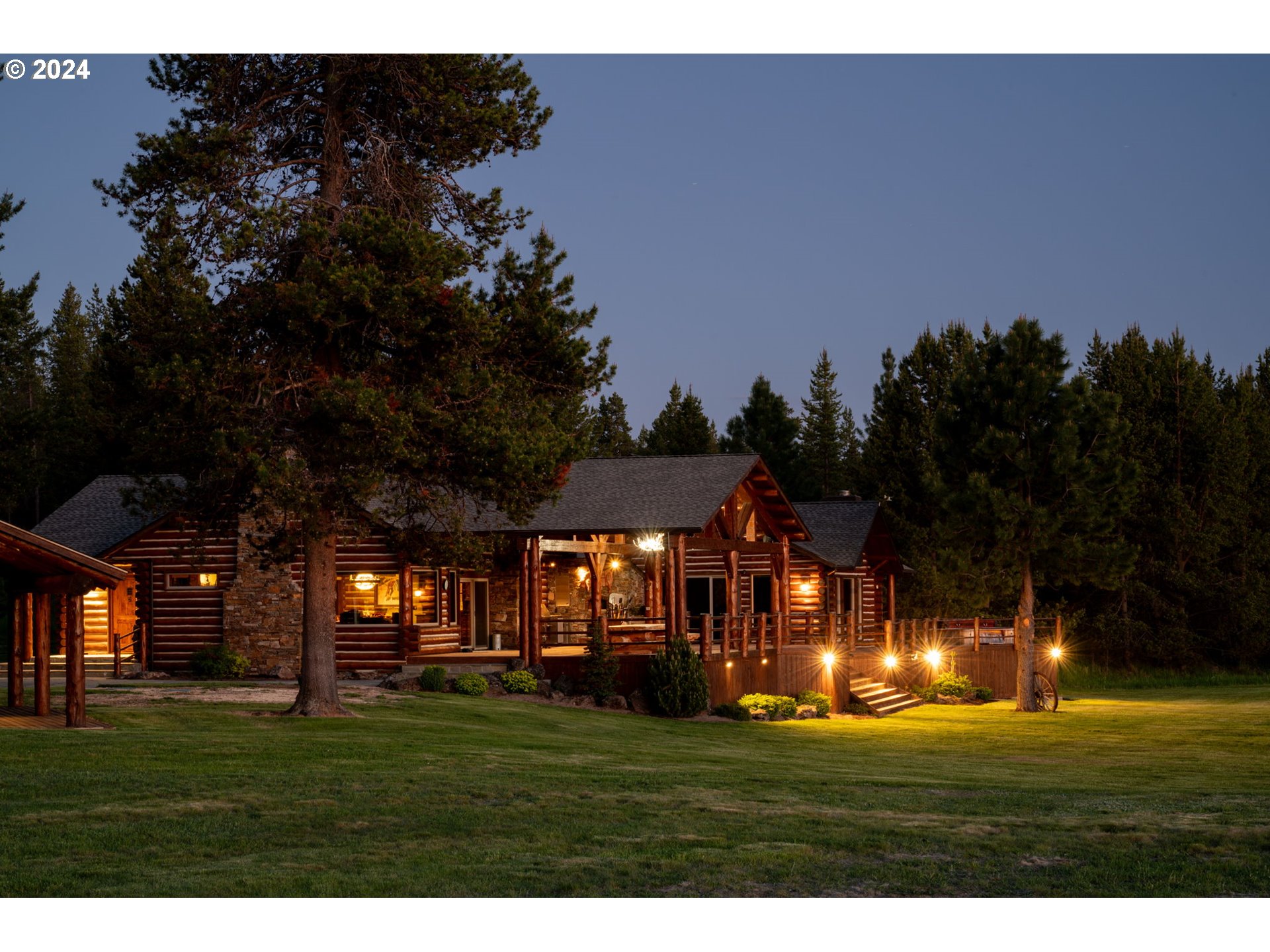 52255 Huntington Road La Pine, OR 97739 - Photo 7 of 48 a view of a big room with a big yard