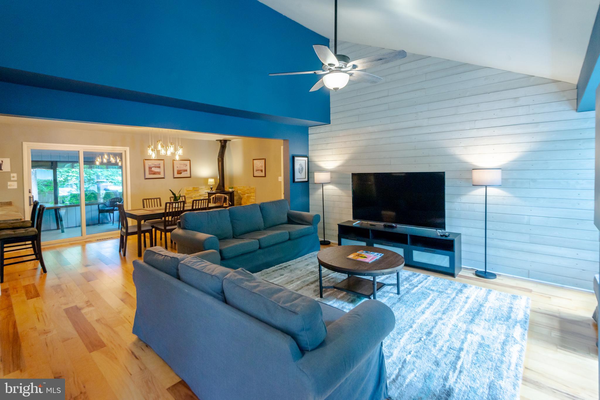 2-story LR w/ shiplap accent wall