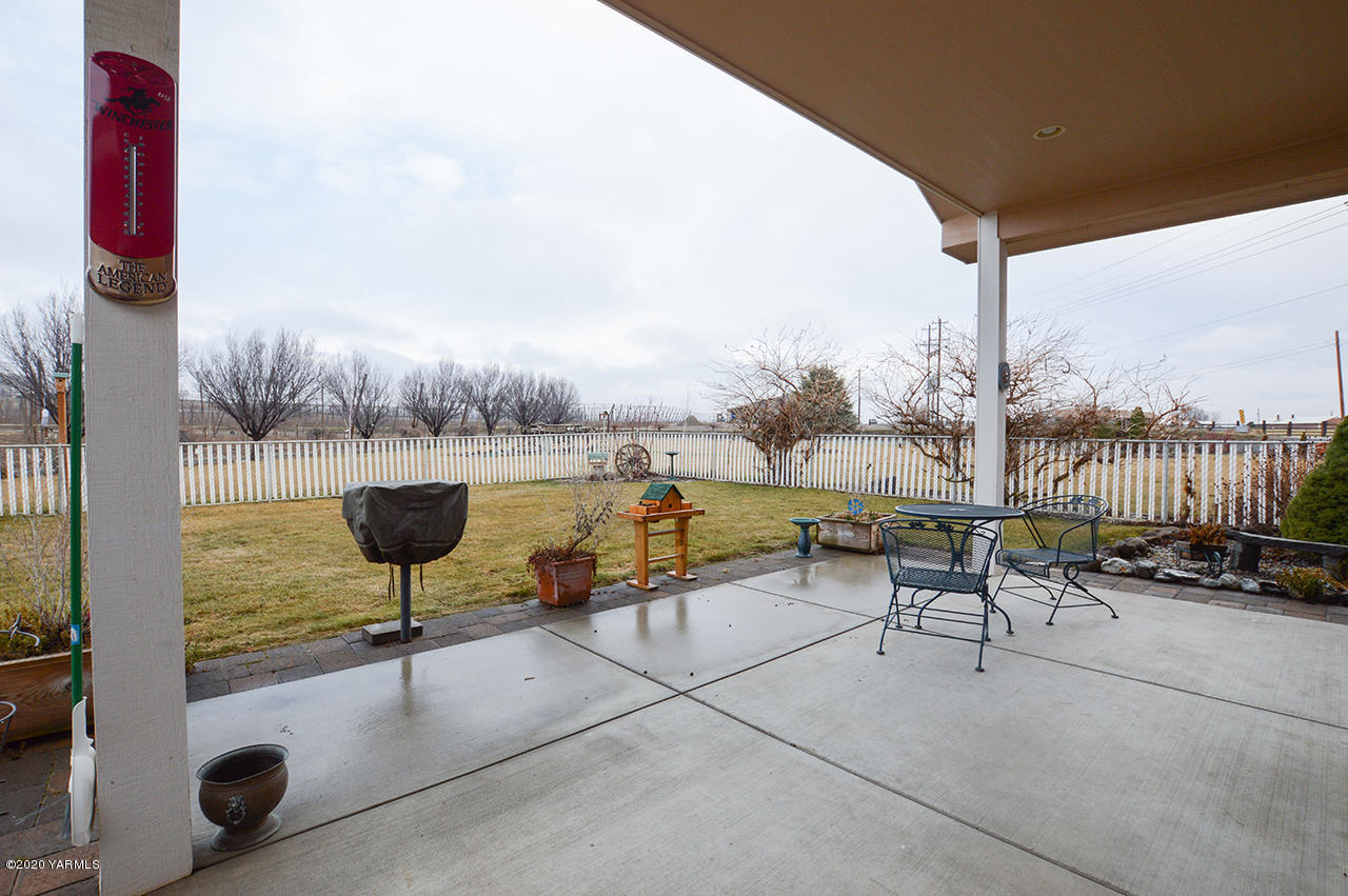 8907 Postma Road Moxee, WA 98936 - Photo 14 of 20 a view of a terrace with chairs