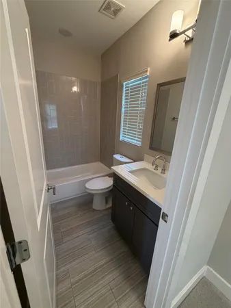 a view of empty room with window