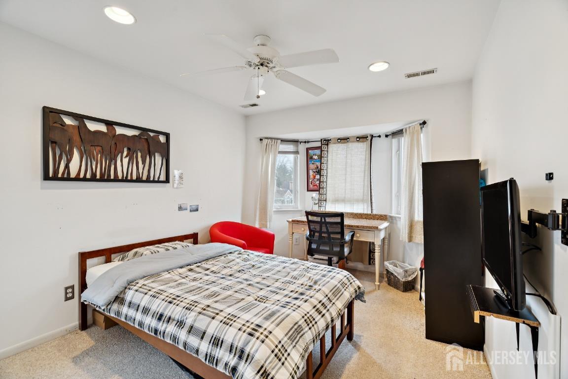 118 Coppertree Court Edison, NJ 08820 - Photo 17 of 38 a bedroom with a bed and a desk