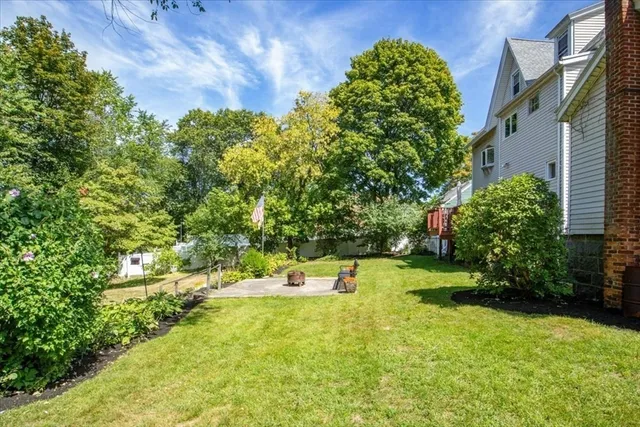 a view of yard with green space