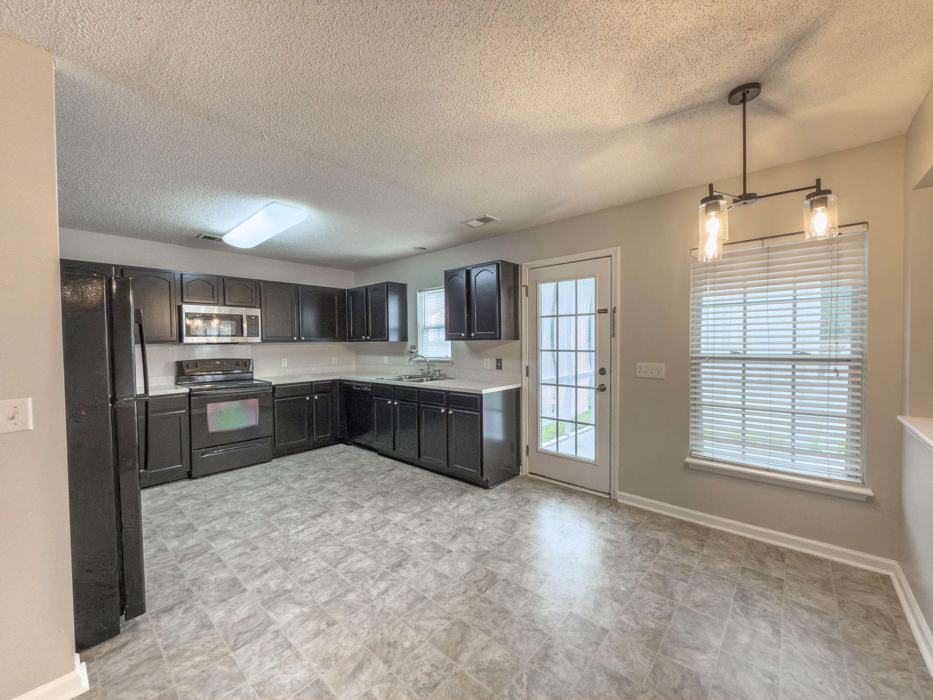 440 Dovetail Circle Summerville, SC 29483 - Photo 8 of 29 IMG_1027