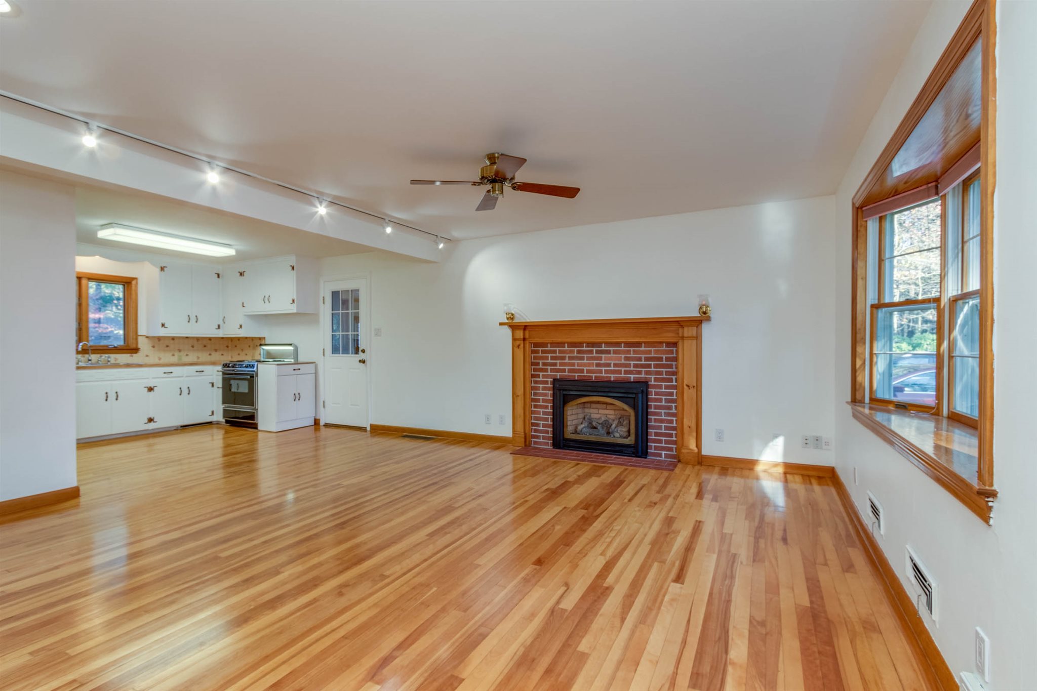 81 Ponemah Road Amherst, NH 03031 - Photo 5 of 39