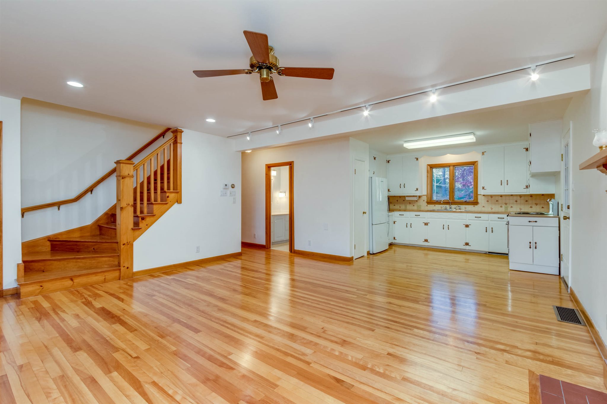 81 Ponemah Road Amherst, NH 03031 - Photo 6 of 39