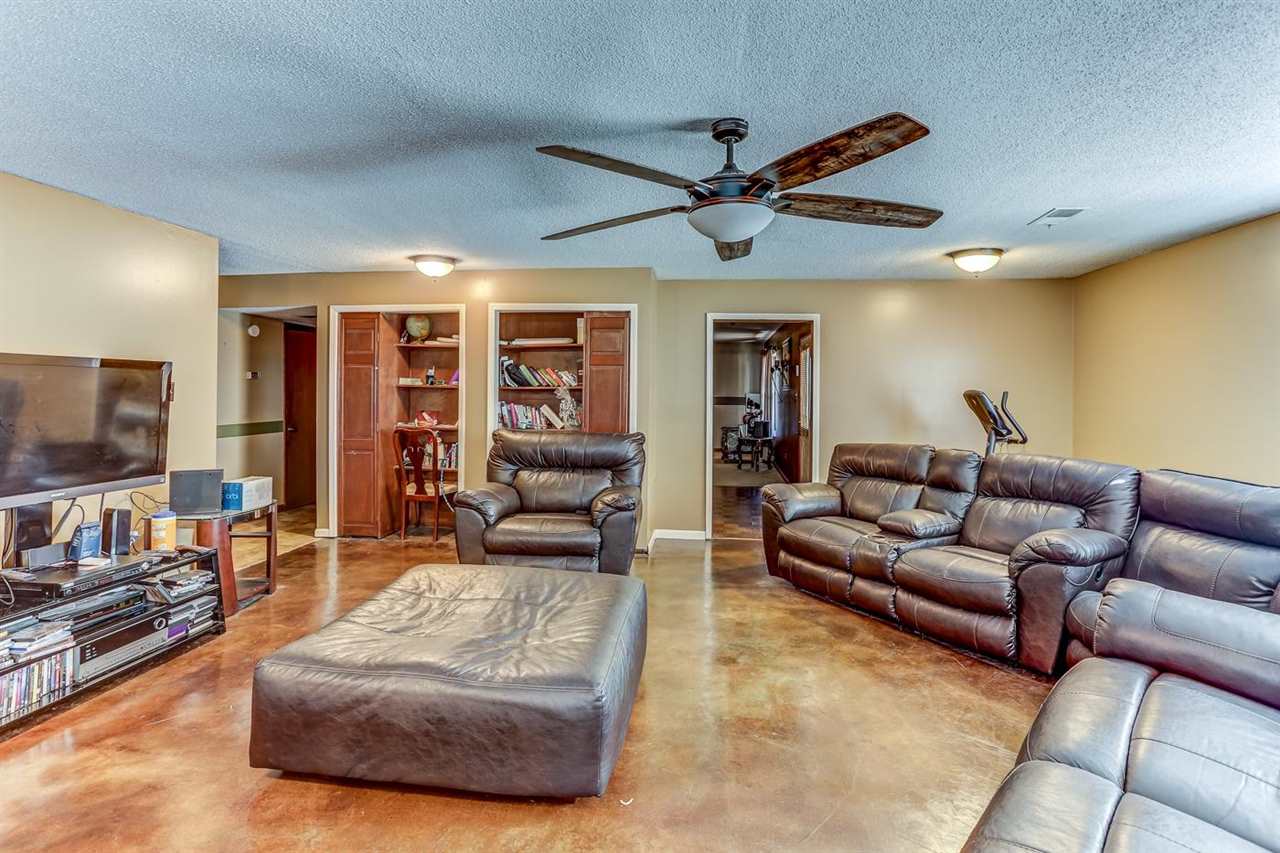 10 Windsor Road Memphis, TN 38109 - Photo 3 of 25 a living room with furniture and a large window
