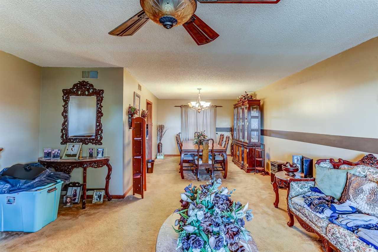 10 Windsor Road Memphis, TN 38109 - Photo 4 of 25 a living room with furniture and a gym equipment