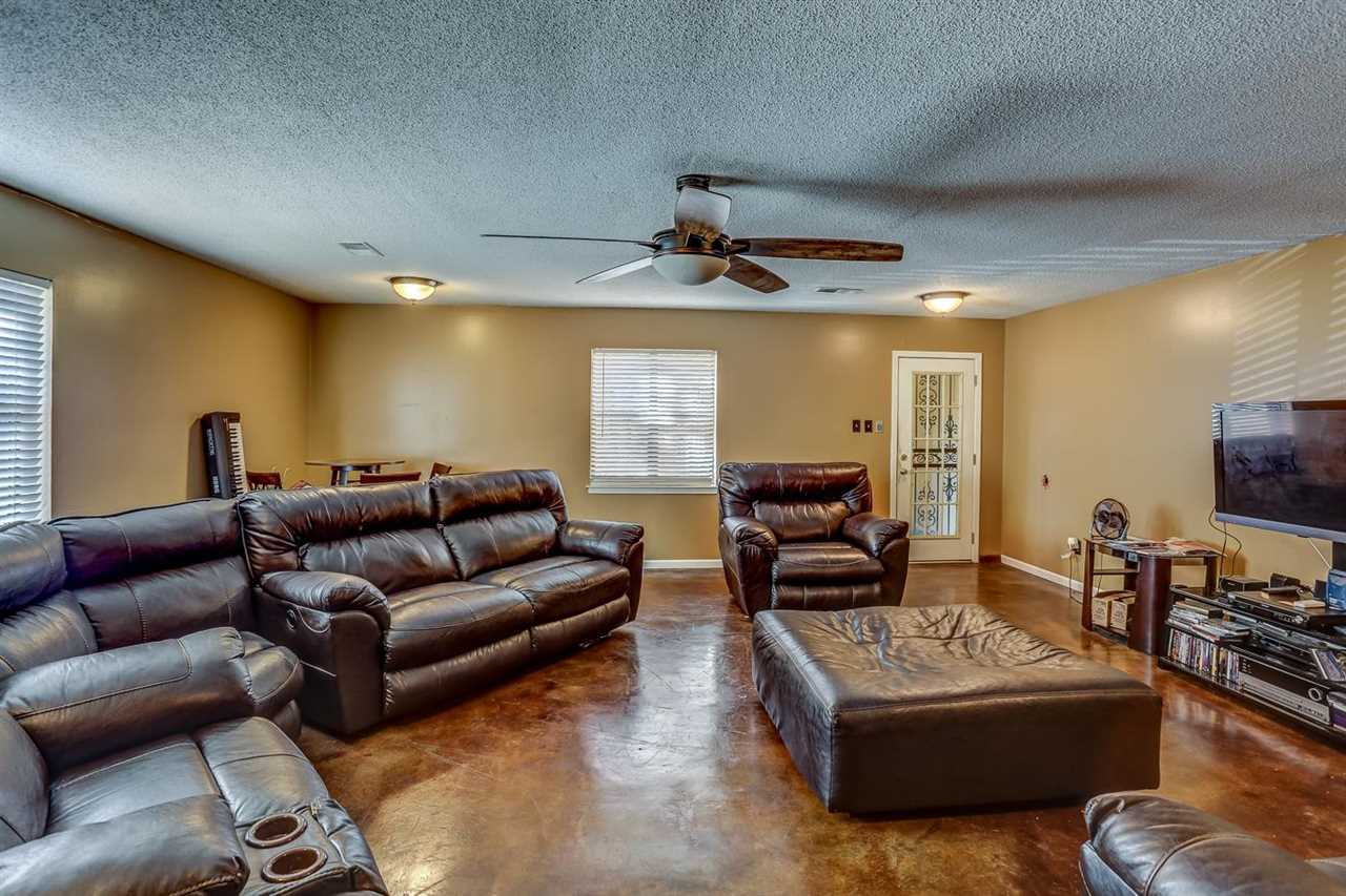 10 Windsor Road Memphis, TN 38109 - Photo 7 of 25 a living room with furniture and a large window