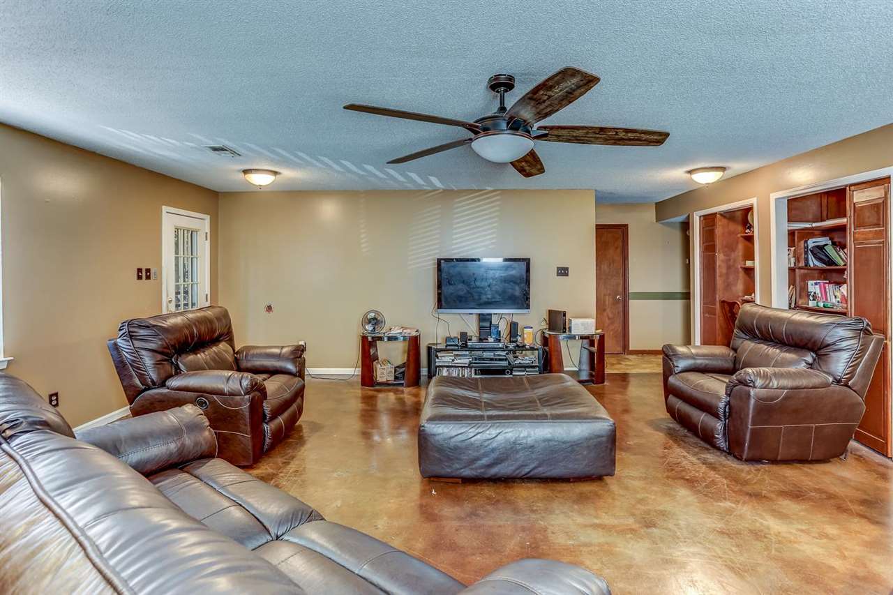 10 Windsor Road Memphis, TN 38109 - Photo 8 of 25 a living room with furniture ceiling fan and a rug