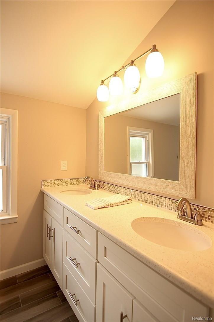 931 West 3rd Street Rochester, MI 48307 - Photo 29 of 62 Second floor bath with ceramic flooring, dual sinks, white soft close cabinetry and quartz counters.