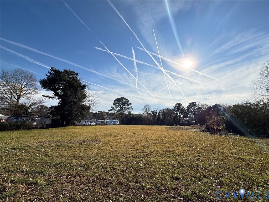 623 B Fairfield Boulevard Hampton, VA 23669 - Photo 4 of 10 a view of open space with a garden