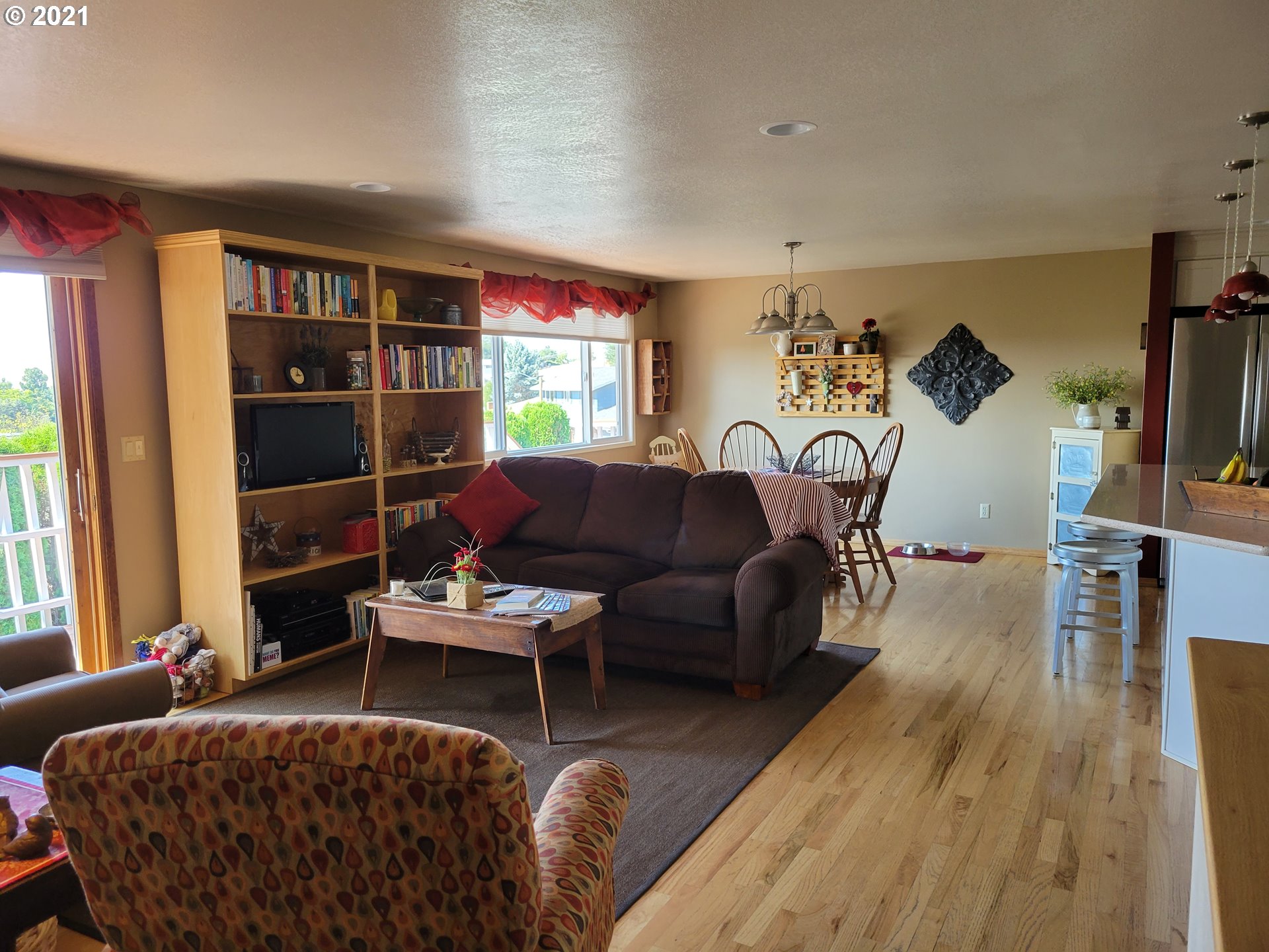 1902 Southwest Perkins Avenue Pendleton, OR 97801 - Photo 13 of 32 a living room with furniture and a window