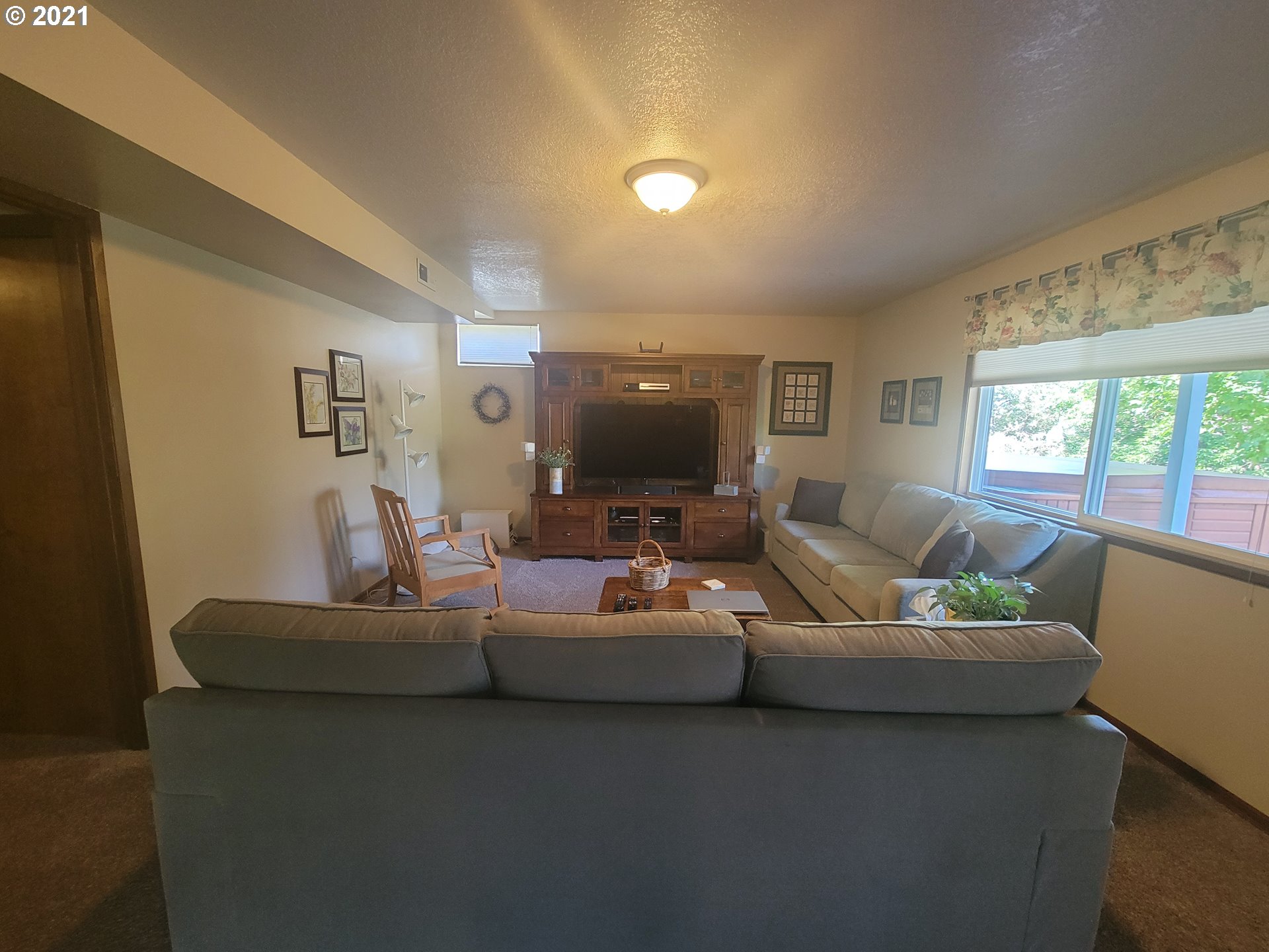 1902 Southwest Perkins Avenue Pendleton, OR 97801 - Photo 22 of 32 a living room with furniture and a flat screen tv