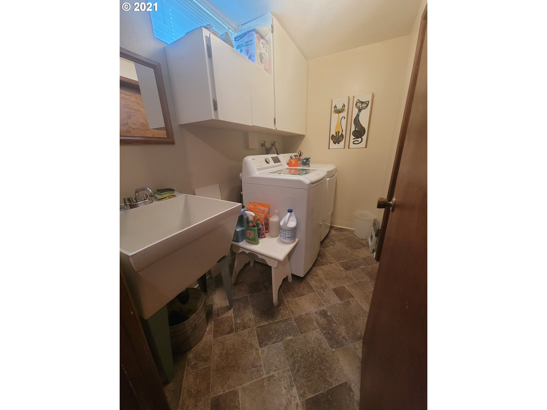1902 Southwest Perkins Avenue Pendleton, OR 97801 - Photo 25 of 32 a utility room with dryer and washer