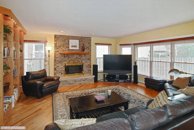 411 Uvedale Road Riverside, IL 60546 - Photo 2 of 16