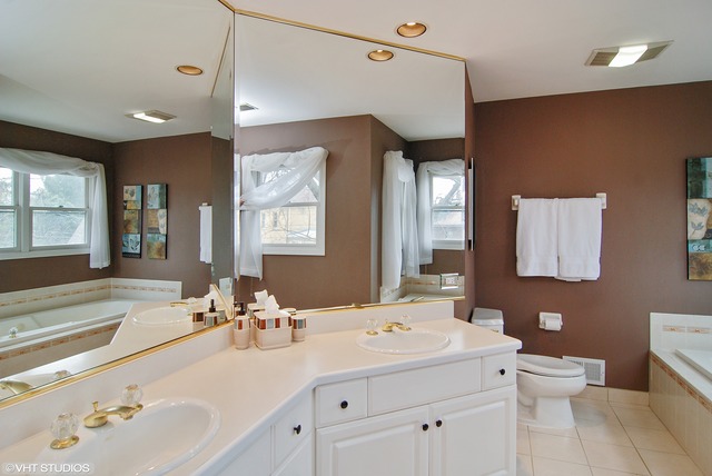 411 Uvedale Road Riverside, IL 60546 - Photo 10 of 16