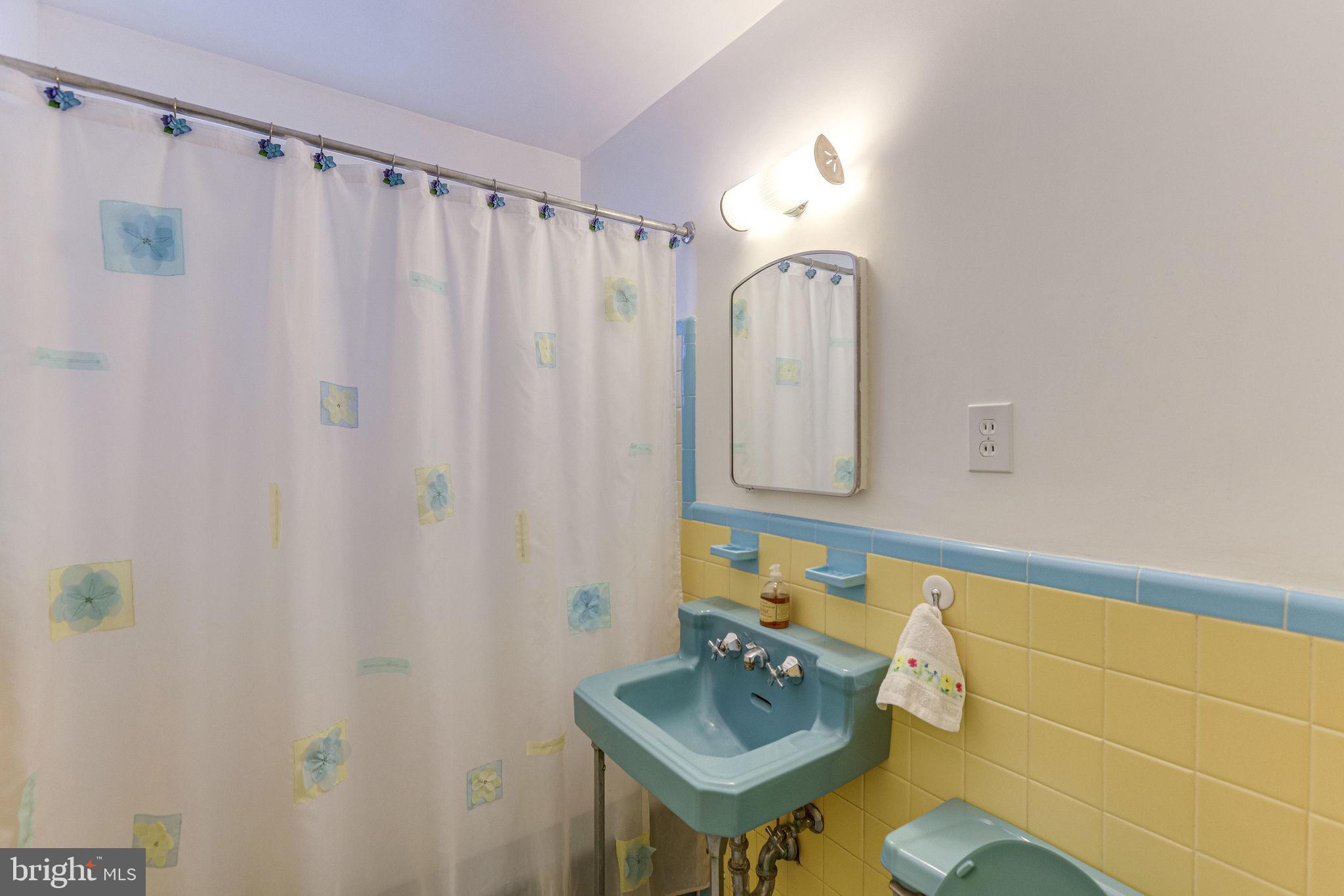 1212 Ballard Street Silver Spring, MD 20910 - Photo 22 of 41 Main level hall full bath with tub/shower.