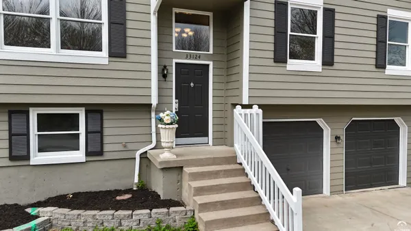 $355,000 | 33124 West 87th Terrace, De Soto, KS 66018