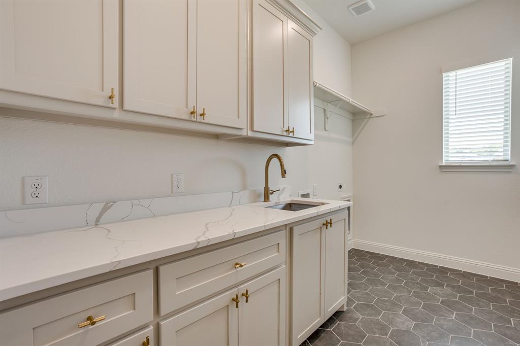 608 Tay Tay Way Springtown, TX 76082 - Photo 31 of 40 Custom cabinetry with sink and room for full sie washer and dryer