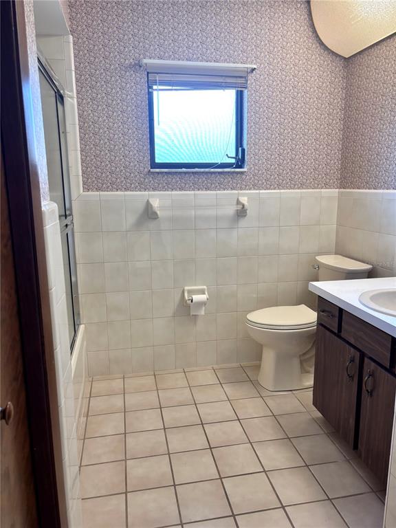 324 Alemander Avenue DeBary, FL 32713 - Photo 14 of 40 a bathroom with a sink and a toilet