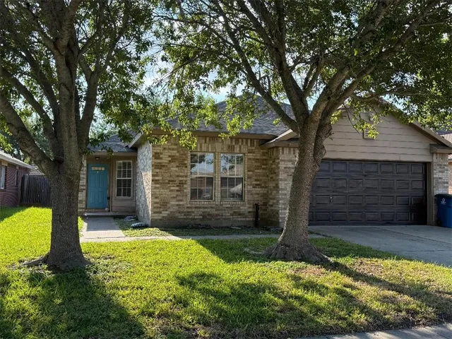 a view of a house with backyard and a tree