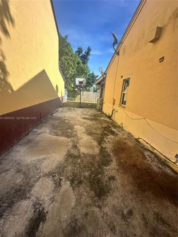 a view of a back yard of the building