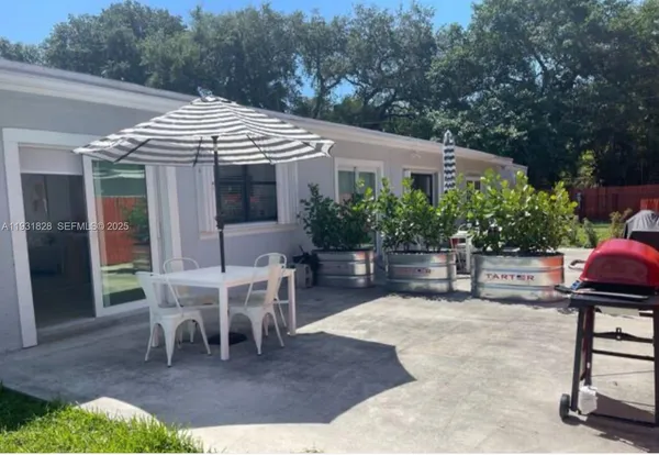 $1,800 | 1560 Northeast 145th Street, Unit 1, Miami, FL 33161