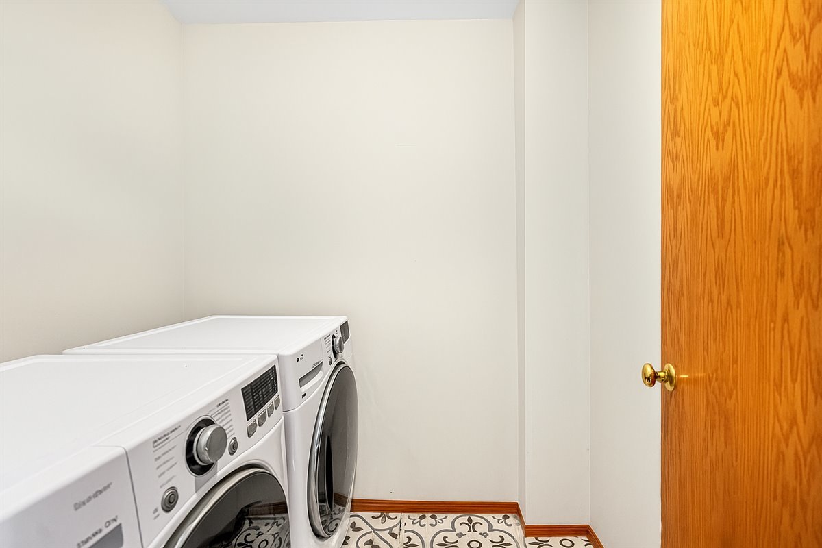 2172 Prairie Trail Round Lake Heights, IL 60073 - Photo 16 of 28 a utility room with dryer and washer