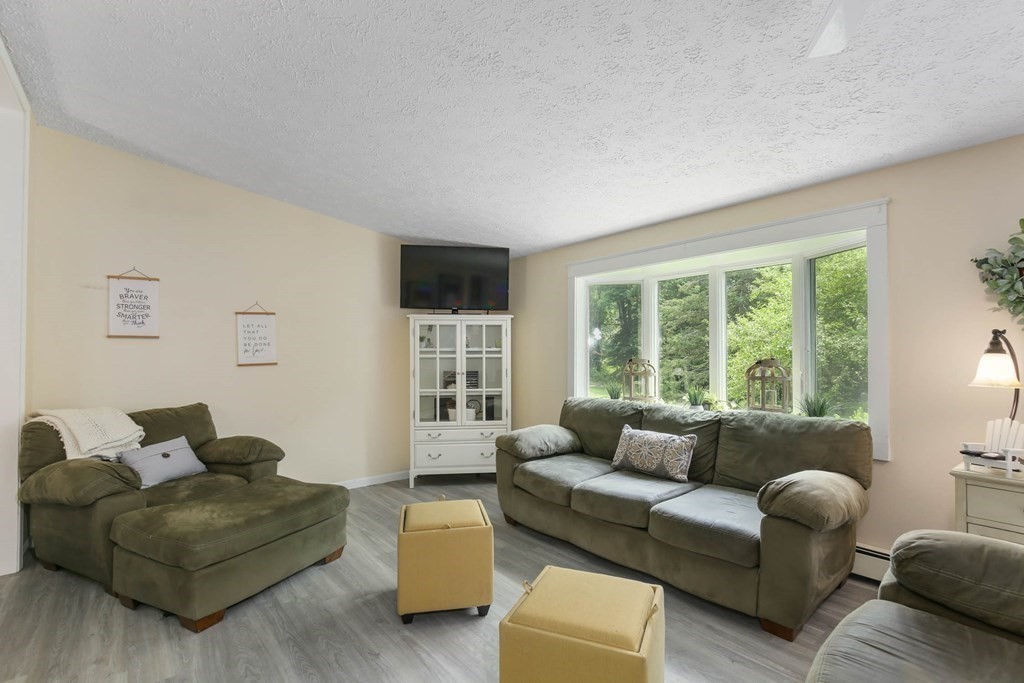 37 Dawson Road Worcester, MA 01602 - Photo 4 of 26 Gallery Image 4