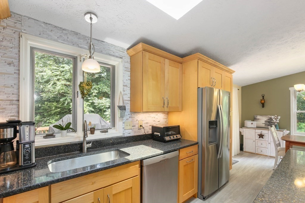 37 Dawson Road Worcester, MA 01602 - Photo 7 of 26 Gallery Image 7