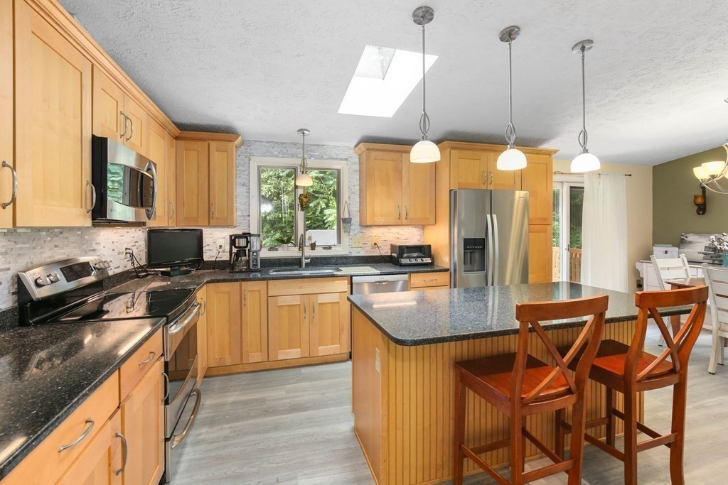 37 Dawson Road Worcester, MA 01602 - Photo 8 of 26 Gallery Image 8