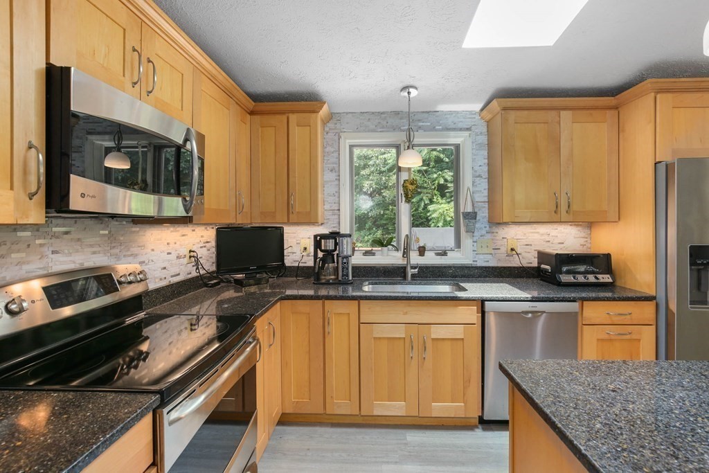 37 Dawson Road Worcester, MA 01602 - Photo 9 of 26 Gallery Image 9