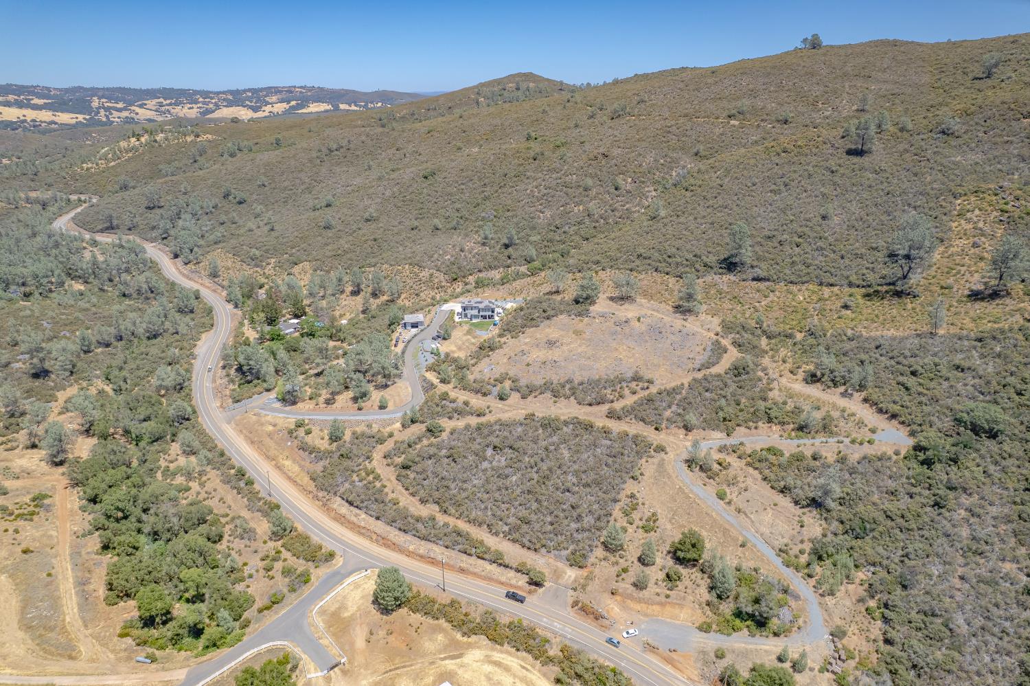 417 Salmon Falls Road El Dorado Hills, CA 95762 - Photo 23 of 47 a view of a dry yard with mountains in the background