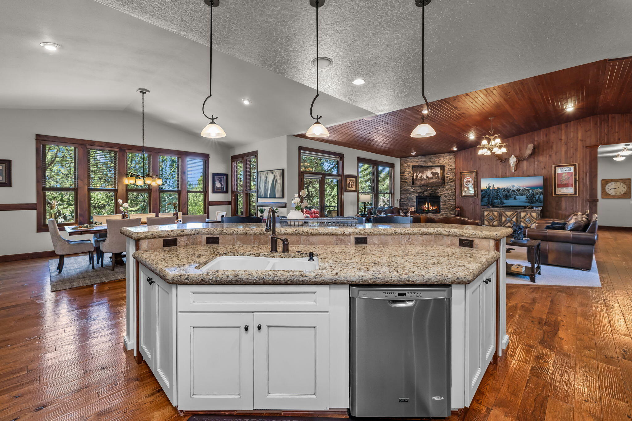 1144 Highland View Loop Redmond, OR 97756 - Photo 13 of 68