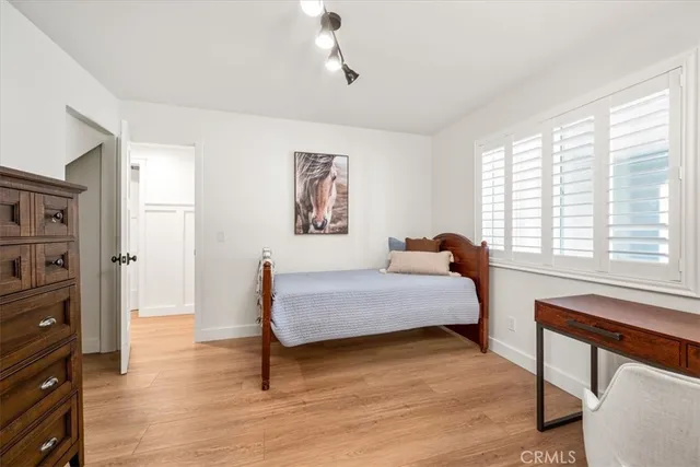 a view of a house with backyard and plants