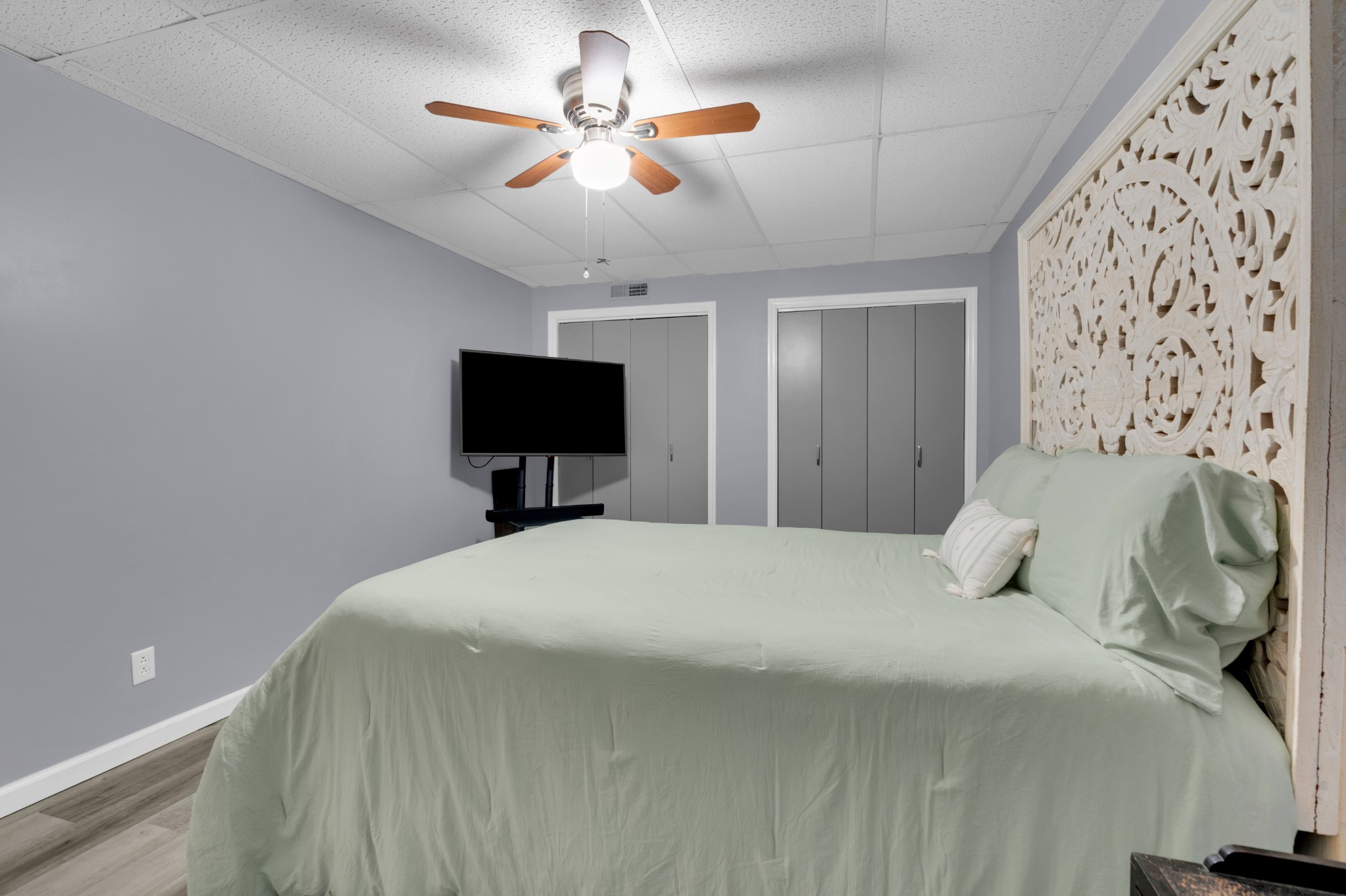 182 Loop Drive Winchester, TN 37398 - Photo 27 of 60 a bedroom with a large bed and a flat tv screen on a dresser