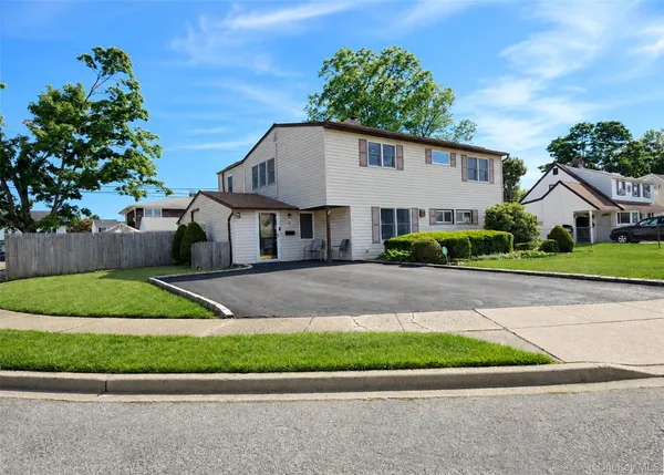 $799,000 | 46 Marksman Lane, Levittown, NY 11756