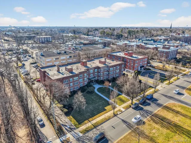 $699,999 | 366 Stewart Avenue, Unit B10, Garden City, NY 11530