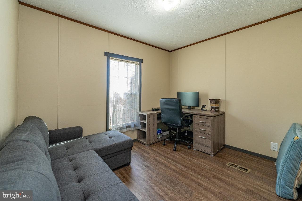187 Holly Hl Road Luray, VA 22835 - Photo 35 of 60 a livingroom with workspace and a couch