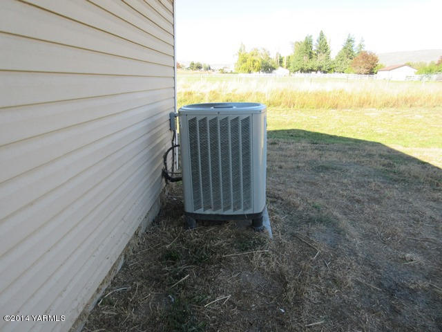 565 Sheep Company Road Selah, WA 98942 - Photo 2 of 30 a view of outdoor space and ocean