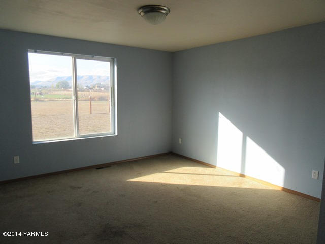 565 Sheep Company Road Selah, WA 98942 - Photo 11 of 30 an empty room with a window
