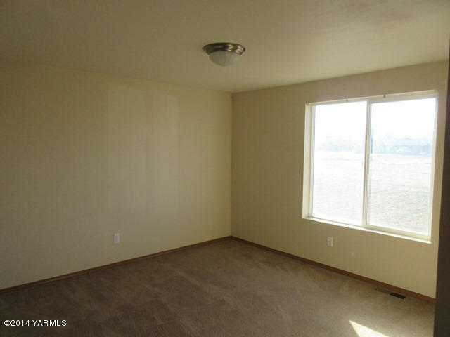 565 Sheep Company Road Selah, WA 98942 - Photo 12 of 30 a view of an empty room with a window