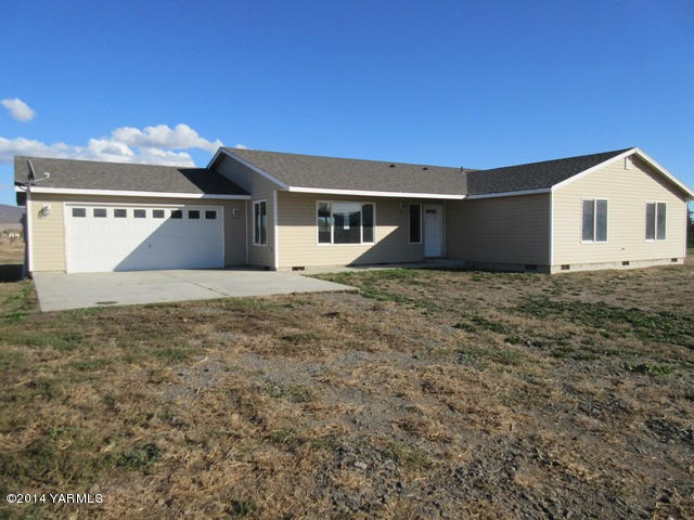 565 Sheep Company Road Selah, WA 98942 - Photo 14 of 30 a view of a house with a yard