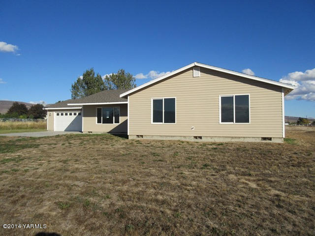 565 Sheep Company Road Selah, WA 98942 - Photo 15 of 30 a view of a house with backyard