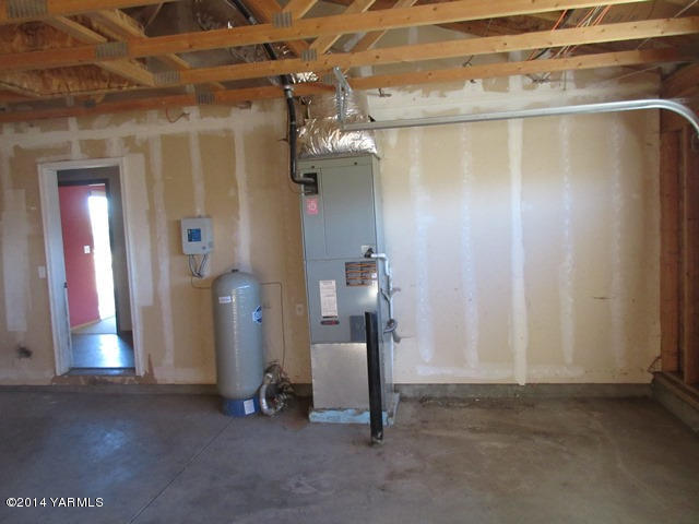 565 Sheep Company Road Selah, WA 98942 - Photo 16 of 30 a view of a room with wooden floor