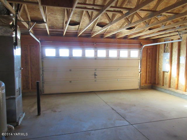 565 Sheep Company Road Selah, WA 98942 - Photo 17 of 30 a view of a room with cabinet