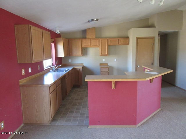 565 Sheep Company Road Selah, WA 98942 - Photo 18 of 30 a kitchen with stainless steel appliances granite countertop a sink a stove and a refrigerator